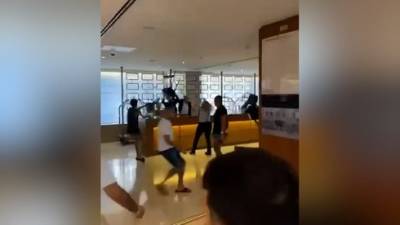 Видео: гости гостиницы в Иерусалиме устроили дебош и бросались стульями в сотрудников - vesty.co.il - Израиль - Иерусалим - Ришон