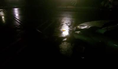 Автомобиль врезался в столб на парковке у ТРЦ «Фаворит» в Тюмени - nashgorod.ru - Тюмень