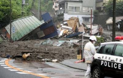 Есихидэ Суг - Японские спасатели нашли живыми 19 человек в районе схода оползня - trend.az - Япония - Атами