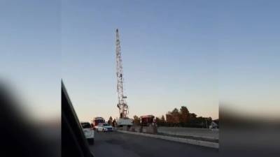Бунтарь-рабочий из Петербурга влез на кран без страховки - piter.tv - Санкт-Петербург - Петербург
