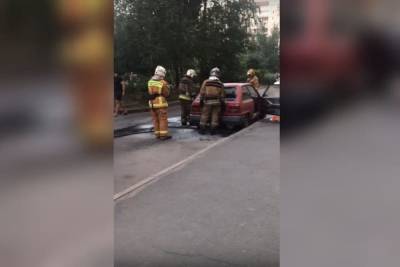 Полиция разыскивает хулиганов, которые подожгли авто в Невском районе - spb.mk.ru