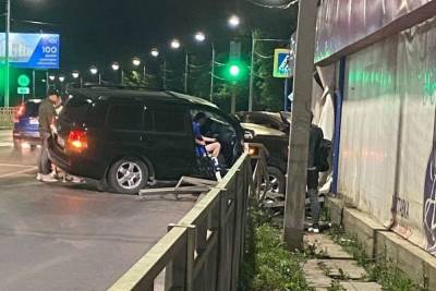 В Новомосковске две столкнувшиеся легковушки протаранили павильон - tula.mk.ru - Тула - Новомосковск