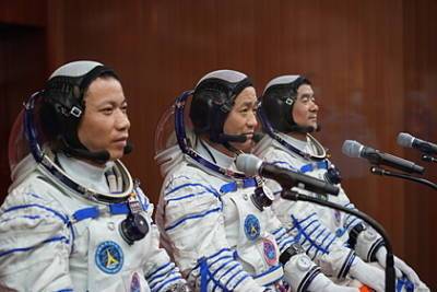 Тан Хунб - Космонавты из Китая вышли в открытый космос впервые за 13 лет - lenta.ru - Китай