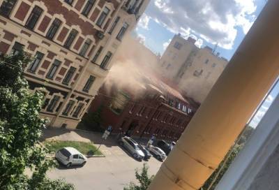 «Мужики отдыхают»: Усачевские бани загорелись в Петербурге – фото с места происшествия - online47.ru - Санкт-Петербург