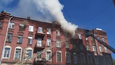 Пожар на Пионерской улице тушили 55 спасателей - piter.tv - Санкт-Петербург