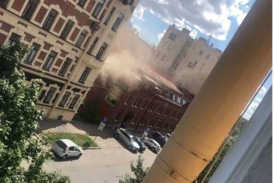Усачевские бани в Петербурге тушили пять пожарных машин - spb.mk.ru - Россия - Санкт-Петербург