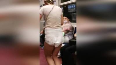 Две блондинки бегали по вагону метро в подгузниках - piter.tv