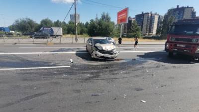 После ДТП на перекрестке Шлиссельбургского и Слепушкина образовалась серьезная пробка - piter.tv