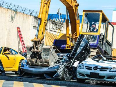 Уникальный McLaren 620R и еще два десятка люксовых машин уничтожили ковшом - bloknot.ru - Россия - Филиппины - Манила