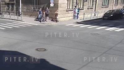В переулке Гривцова легковушка протаранила пешеходов после столкновения с минивэном - piter.tv