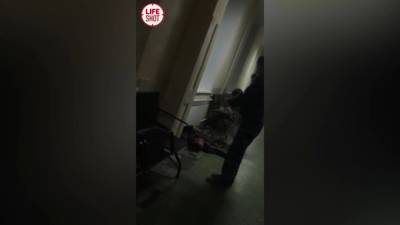 Роман Грибов - Пациента в больнице Саратовской области оставили на полу в приемном покое - piter.tv - Саратовская обл.