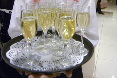 Moet Hennessy согласилась назвать поставляемое в Россию шампанское игристым вином - mk.ru - Россия - Франция