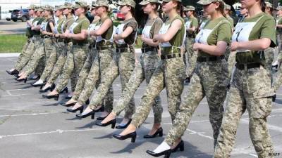 Елена Кондратюк - Андрей Таран - Минобороны Украины критикуют за туфли на каблуках для курсанток - obzor.lt - Украина - Киев
