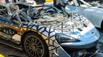 Родриго Дутерт - Porsche - Контрабандные роскошные автомобили стоимостью 900 000 фунтов стерлингов уничтожены экскаватором (ФОТОрепортаж) - enovosty.com - Филиппины