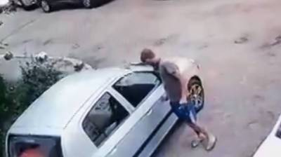 «Народный мститель» под камерами поцарапал несколько машин в воронежском микрорайоне - vestivrn.ru - Воронеж