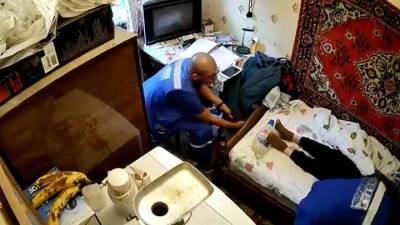 Сотрудник скорой помощи покопался в вещах ветерана - vesti.ru - Московская обл.