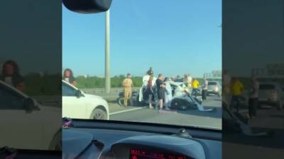 Появилось видео смятой легковушки попавшей в аварию на внутренней стороне КАД - piter.tv