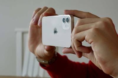 Пользователей возмутила реклама защиты смартфона Apple iPhone 12 от влаги - actualnews.org