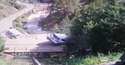 Падения автомобиля с журналисткой с подъёмника в горах КБР попало на видео - reendex.ru - респ. Кабардино-Балкария