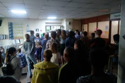 Читинка: Люди занимают очередь в 6:30 утра, чтобы попасть к терапевту - mk.ru - Забайкальский край - Чита