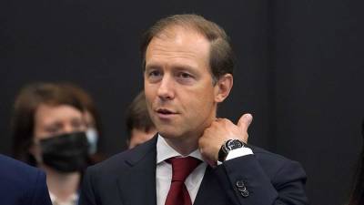 Денис Мантуров - Мантуров назвал количество ежедневно прививающихся от коронавируса - iz.ru - Россия - Израиль