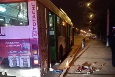 Пассажирка погибла после падения из салона троллейбуса в Новосибирске - novos.mk.ru - Новосибирск - район Дзержинский, Новосибирск
