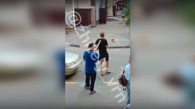 В воронежском микрорайоне мужчина с веником напал на компанию: появилось видео - vestivrn.ru - Воронеж