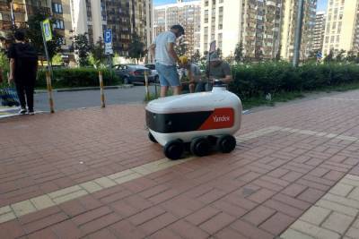 Роботы-курьеры «Яндекса» начали развозить еду под Петербургом - abnews.ru - Ленинградская обл. - Санкт-Петербург - Мурино