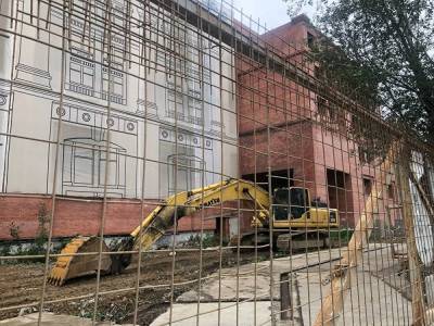 УГМК начинает снос гостиницы «Дели» в Екатеринбурге. На площадке уже работает техника - znak.com - Екатеринбург