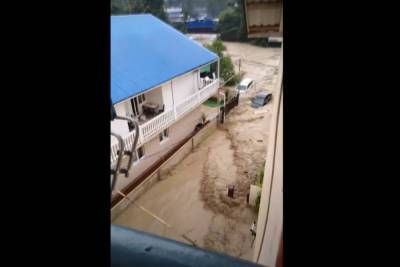 Опубликованы видео потопа в Сочи: машины под водой, люди плавают по улицам - mk.ru - Крым - Сочи - Адлер