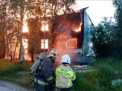 В ЯНАО два человека пострадали из-за пожара в расселенном доме - znak.com - Ноябрьск - окр. Янао