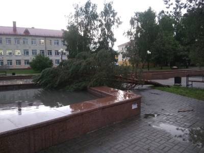 На Тобольск обрушилась гроза. В городе перебои со светом, есть разрушения - znak.com - Тобольск