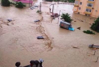 Очевидцы снимают на камеру уходящий под воду Сочи, людей готовят к эвакуации - bloknot.ru - Сочи - Краснодарский край