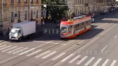 Видео: каршеринг сбил женщину на трамвайной остановке на Васильевском острове - piter.tv