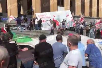 Ираклий Гарибашвили - В Тбилиси противники гей-парада ворвались в офис организаторов акции - lenta.ru - Грузия - Тбилиси