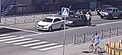 В центре Петрозаводска «люди в черном» задержали мужчину (ВИДЕО) - stolicaonego.ru - Петрозаводск