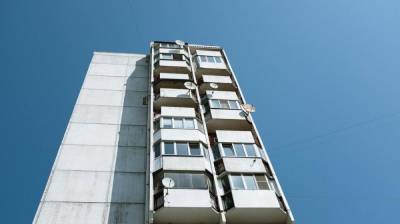 Найденный под окнами 10-этажки воронежец скончался в скорой - vestivrn.ru - Воронеж