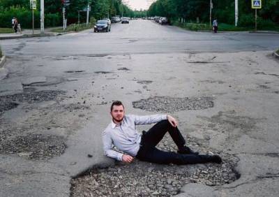 Рязанец сфотографировался в яме размером с человеческий рост - ya62.ru - Москва - Рязань