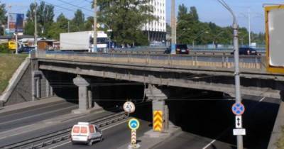 В Киеве с моста упал кусок бетона прямо на авто (ФОТО, ВИДЕО) - dsnews.ua - Украина - Киев