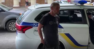 Мужчина "по приказу голосов" разбил окна в мэрии Николаева (ВИДЕО) - dsnews.ua - Украина - Николаев