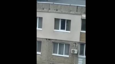 В Мариуполе 4-летний ребёнок гулял по отливу окна 9 этажа (видео) - sharij.net - Одесса - Мариуполь