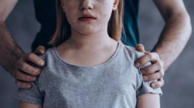 Насиловал 10-летнюю дочь любовницы вместе с матерью - и заплатит 2,5 млн шекелей - vesty.co.il - Израиль