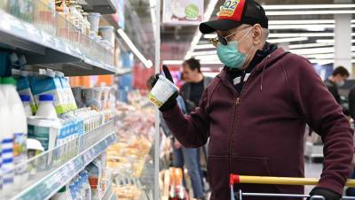 Сергей Собянин - СМИ: поставщики продуктов и ритейлеры Москвы не успевают привить 60% сотрудников вовремя - gazeta.ru - Москва - Сергей
