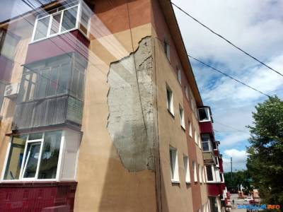 Огромный кусок фасада отвалился с пятиэтажки в Южно-Сахалинске - sakhalin.info - Южно-Сахалинск