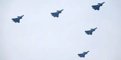 На праздновании столетия Коммунистической партии Китая прошла крупнейшая демонстрация истребителей-невидимок J-20 - enovosty.com - Россия - Китай - США - Гонконг - Пекин