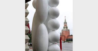 Белая скульптура на Красной площади вызвала споры среди москвичей - moslenta.ru - Москва