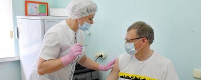 Александр Бурков - Губернатор Омской области Александр Бурков вакцинировался от ковида - runews24.ru - Омск - Омская обл.