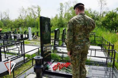 Сотрудники Росгвардии Хабаровска почтили память офицера ОМОН - hab.aif.ru - Хабаровский край - респ. Дагестан - Хабаровск