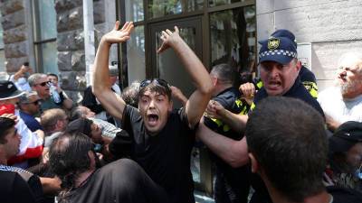 В Грузии задержали трех человек за избиение репортеров на митинге против ЛГБТ-сообщества - gazeta.ru - Грузия - Тбилиси