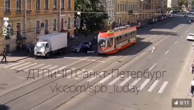 Пассажирка трамвая попала под колёса каршеринга на Васильевском острове - neva.today - Санкт-Петербург - Иран